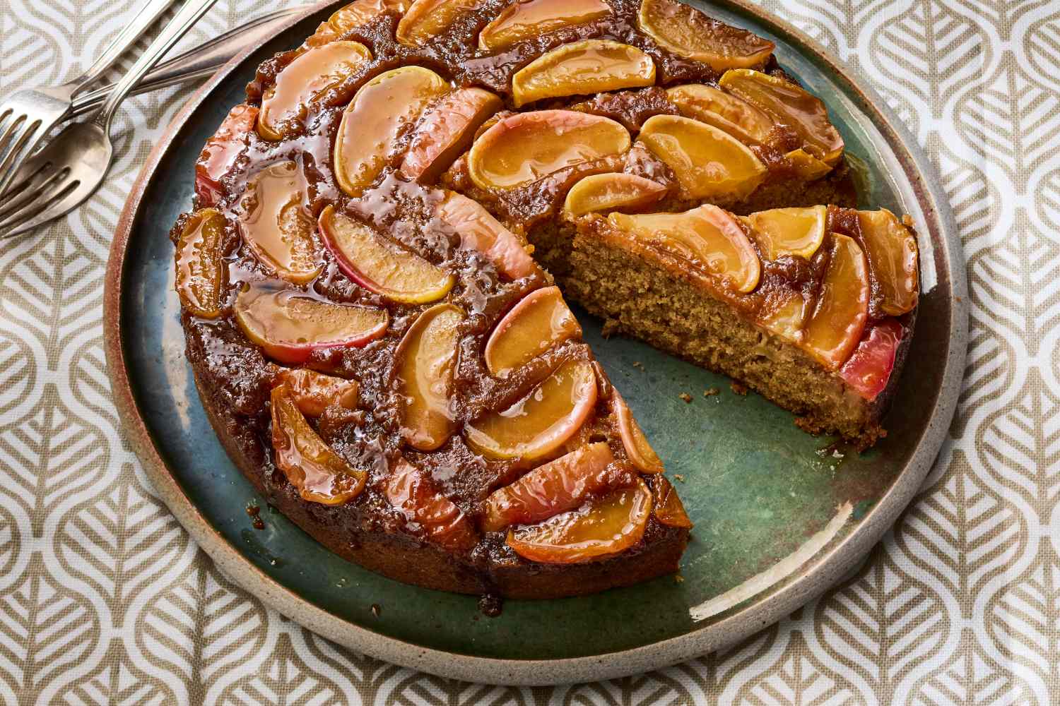 No-Fuss Apple Upside-Down Cake: Baked-In Garnish & Ultimate Moisture